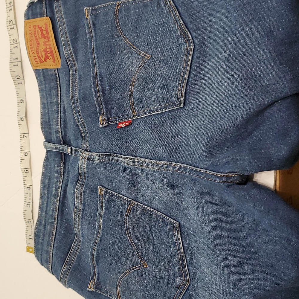 Levi Shorts size 28 - Picture 9 of 11